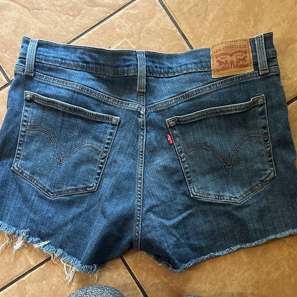 Classic Blue Denim Cutoff Women's Shorts Levi’s - Picture 4 of 6